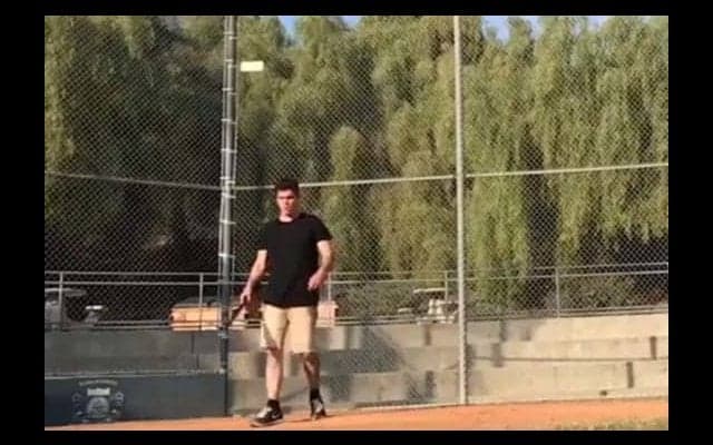 こんな打撃見たことない…MLB公式が公開、ひねり入り宙返り→ジャストミート!?