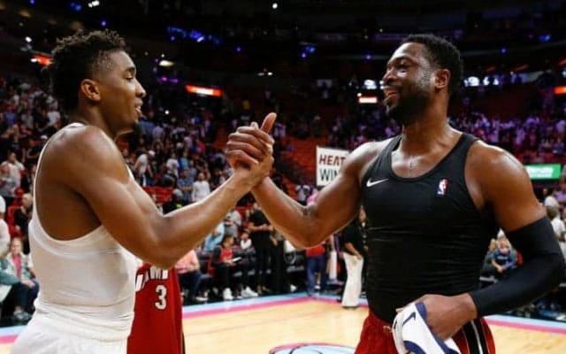 ドノバン・ミッチェルが『師匠』ウェイドに引退記念のロッキングチェアを贈呈