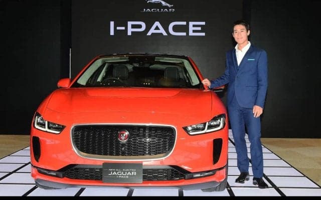 錦織「届きました！」。ジャガー初のEVプロトタイプを贈られる