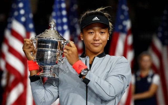 大坂なおみ 自身の「全米オープン」優勝の記念切手を手に喜ぶ