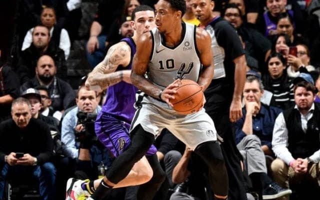 スパーズのデマー・デローザン、ゲン担ぎはハーフタイムのキックス変更