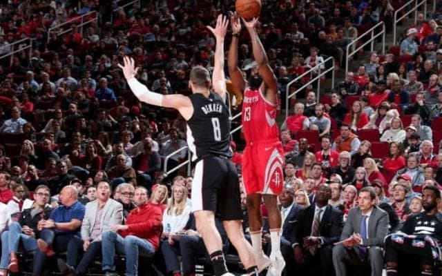ロケッツの超攻撃的スタイルは健在、NBA新記録の3ポイントシュート26本を決める