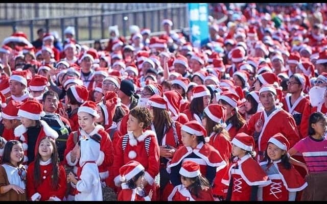 サンタ姿で歩くチャリティーイベント「東京グレートサンタラン」開催
