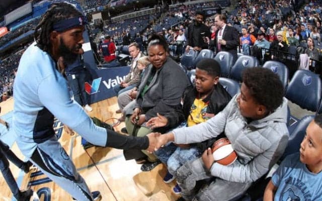 マイク・コンリーが子供を事故で亡くした同郷の家族に試合シューズをプレゼント