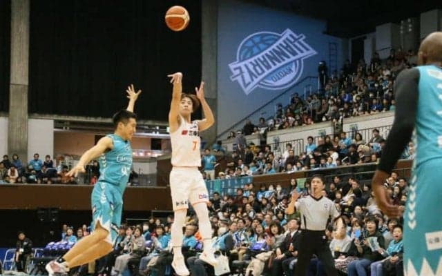 五十嵐圭のゲームコントロールで新潟が快勝、速い展開のバスケで京都を振り切る