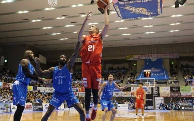 インサイドで優位を作れず苦戦した千葉、相手の隙を逃さぬ後半の猛攻で滋賀に連勝