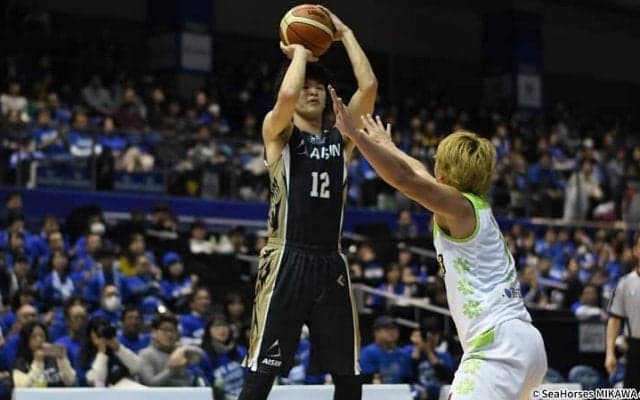 折茂武彦の通算1万得点に両軍ファン総立ちで祝福