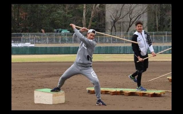 鷹・武田、“珍”トレで復活へ「3種の神器」はギプス、手づくり踏み台＆平均台