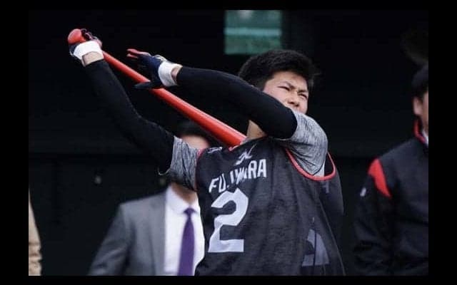 ロッテドラ1藤原“赤バット”で鋭いスイング披露　「まだまだ高校生レベル」