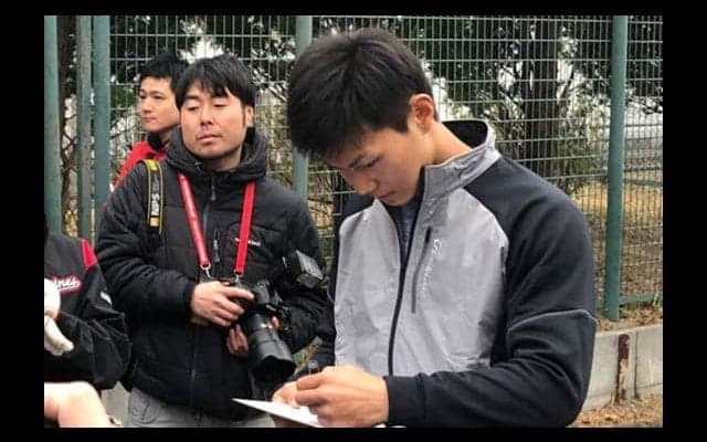 ロッテ新人が寒空の下で“即席サイン会”　藤原「こういうことも大事にしたい」