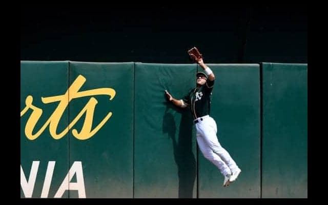 捕球確率わずか「1％」の奇跡も…　MLB公式の“超美技”動画が凄い