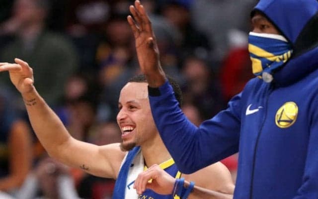 ウォリアーズが第1クォーターでNBA新記録の51得点、ナゲッツを下し首位浮上