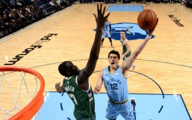 グリズリーズの渡邊雄太がNBA6試合目に出場も、得点への気合が空回りする結果に