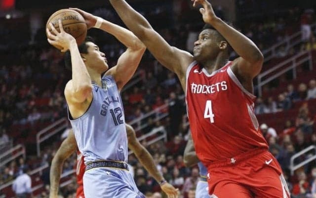 グリズリーズの渡邊雄太がロケッツ戦の終盤に出場して得点、それでもチームは大敗