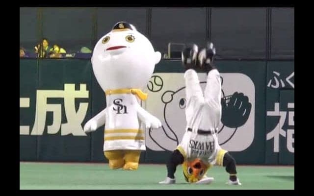 【2018年プロ野球名場面】人気マスコット、まさかの“場外戦”　鷹ふうさんがバファローブルを“KO”