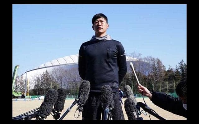 西武内海が自主トレ公開「順調に仕上がってる」中村に抱擁、新天地に溶け込む