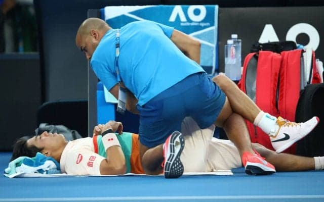 【速報】錦織 無念の途中棄権でベスト4ならず。ロングマッチの疲労かフットワーク重く[全豪オープン]