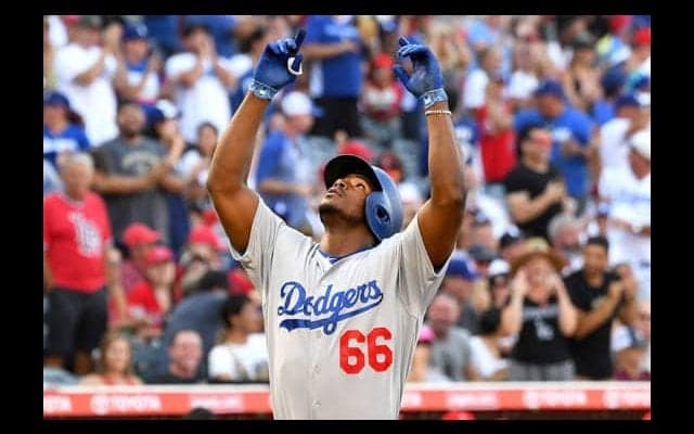 【MLB】分厚い胸板、太い腕、腹筋も…　上半身裸で踊るプイグの“肉体美”が凄い