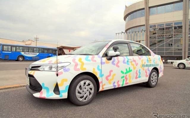 芸大生がデザインしたラッピング教習車登場、「滋賀・ゲジナン」をアート化