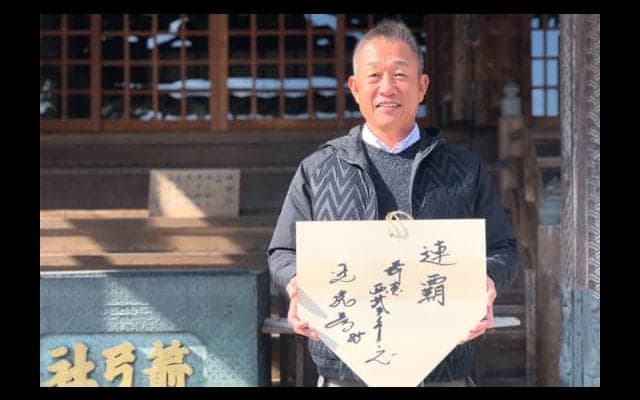 西武辻監督が箭弓神社参拝　絵馬に「連覇」今年は叶う？　昨年は「攻め勝つ」