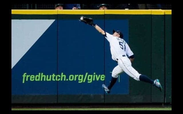 イチローの伝説“スパイダーマン捕球”も…MLB公式の“超絶キャッチ”集が凄い