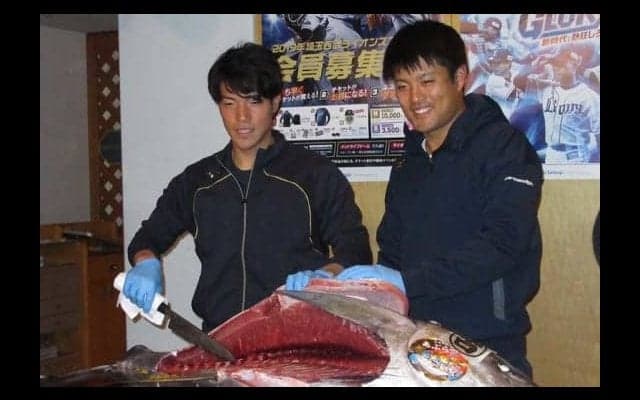 西武ドラ1松本航がワサビたっぷり“先輩いじり”　山野辺は我慢「美味しかったです」