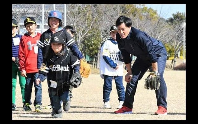 昨季引退の鷹・城所氏が子供相手に「キドコロ奮闘中」キャンプ地で野球教室