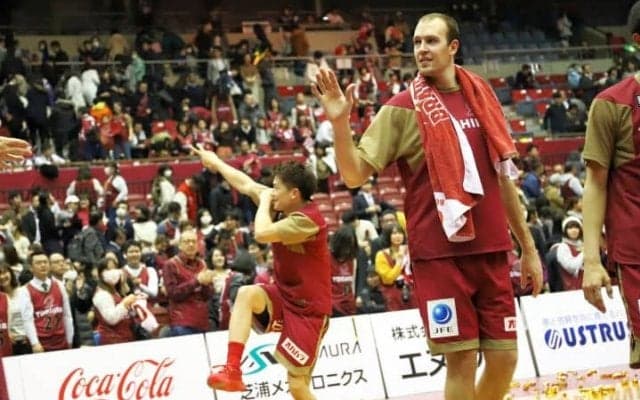 『ツジーカス』大活躍の川崎ブレイブサンダース、新潟との地区首位決戦に競り勝つ