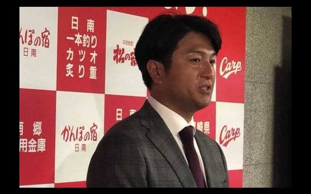 高橋由伸氏が広島キャンプ視察、長野にエール　「能力は高いし、まだまだやれる」