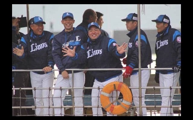 西武、海上パレードで1万人熱狂　秋山が前主将・浅村イジる「いないので…」