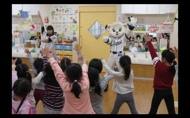 西武ライナが保育施設訪問で園児が大喜び　ダンスやTバッティングにも挑戦