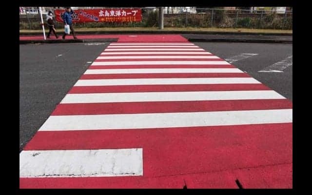 56年目でさらに「赤くなった」広島キャンプ地　新井貴浩氏が描かれた切符も