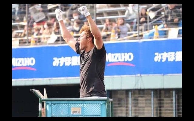 鷹・柳田にファン大喝采　ロングティーでバックスクリーン弾“成功”「入るまで帰らん」
