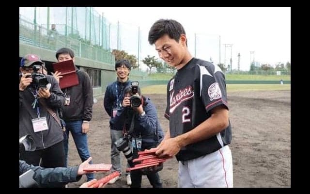 3安打のロッテ藤原、報道陣にチョコ手渡し　ドアラからはグッズの“営業”を食らう