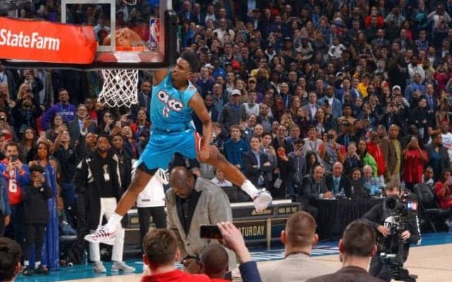 NBAのダンクコンテストは妙技『シャック超え』を決めたサンダーのディアロが優勝