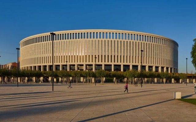 ロシアで世界初導入。現地観戦を盛り上げる360度のLEDビジョン