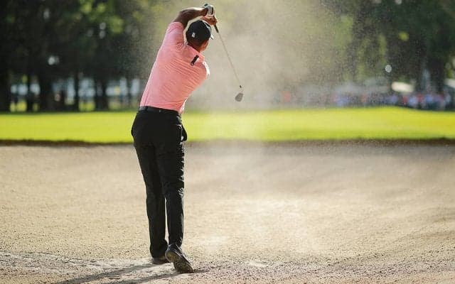 タイガー衝撃の「カットボール→カニスピン」バンカーショットに放送席も感嘆の声