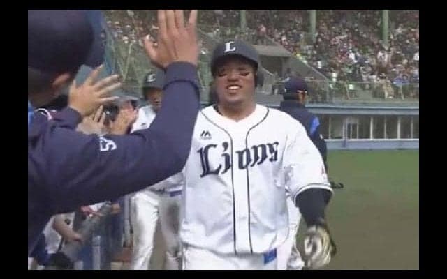 昨季本塁打王の西武山川が今季“1号”　豪快130M弾で「どすこいポーズ」初披露