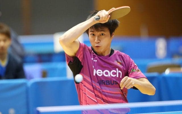 【卓球】江宏傑、琉球の地でノーバウンド始球式　原監督とのツーショットも