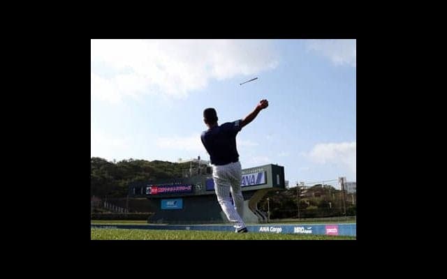 ヤクルト石井琢朗コーチの珍練習再び。ボールではなくバットが飛んだ