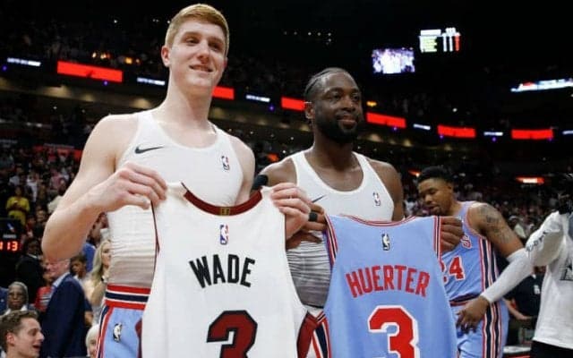 ウェイドがホークスの新人ハーターにサプライズ「3番同士のジャージー交換」