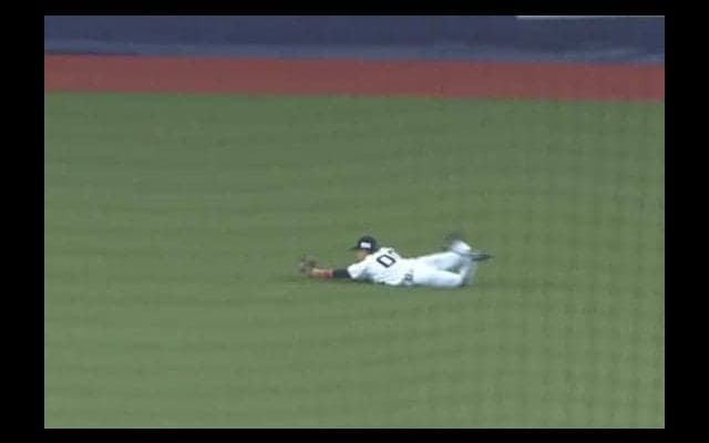 オリ西浦、連日の好プレーで球場沸かす！　燕村上の打球をスライディングキャッチ