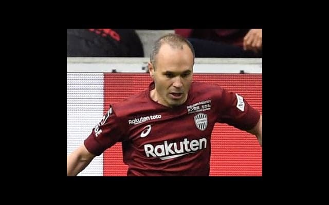 イニエスタに見とれる同僚たち。魔法使いのプレーは哲学的で奥深い