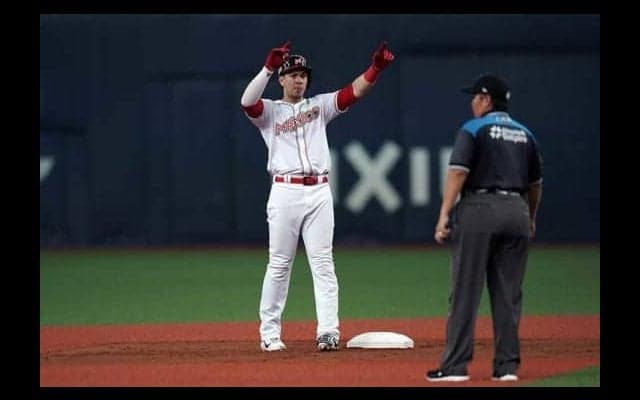 オリ・メネセスが“侍撃ち”　DeNA今永、オリ山岡から2打席連続二塁打