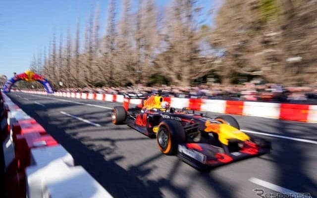【F1】レッドブル・レーシングのフェルスタッペンとガスリー、外苑いちょう並木で激走を披露