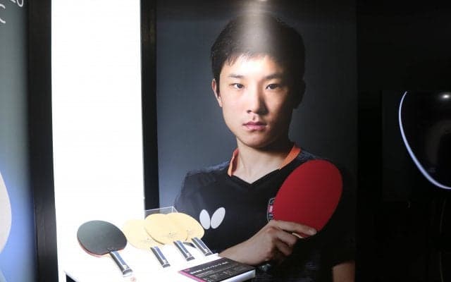 【卓球】《編集部が潜入！》張本モデルのラケットで試打　開発の裏側にも迫る