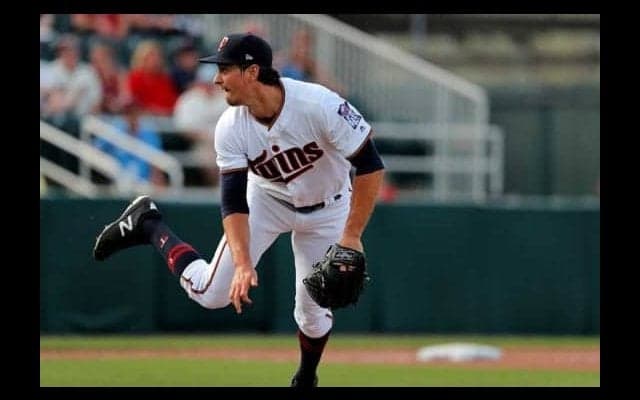 衝撃カーブで3者連続見逃し三振…MLB公式の動画にファン「球界最高のハーパー」