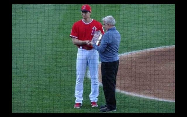 【MLB】大谷翔平、米野球専門誌の新人王授賞セレモニーに出席　ユニ姿でファンの前に