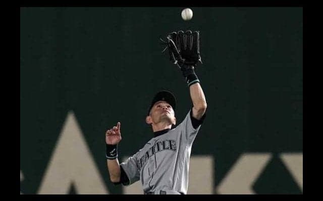 【MLB】イチロー、試合後に送球受けた三塁手と爆笑掛け合い　「ツーバウンド？」