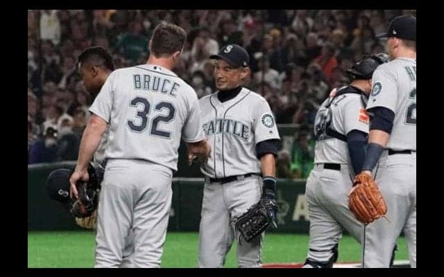 【MLB】イチロー、4回守備から途中交代で球場騒然　チームメートと握手＆ハグで退く